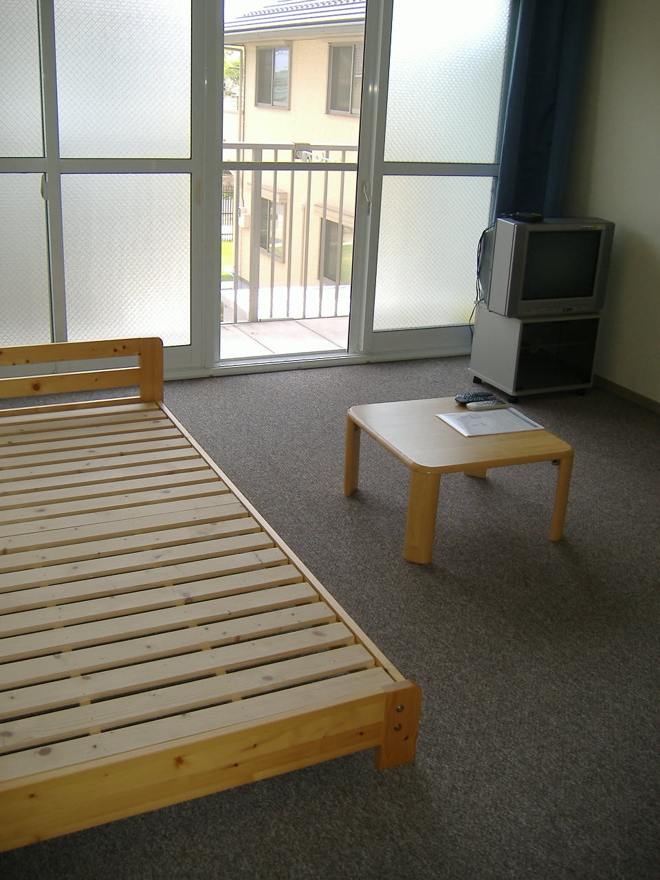 Living and room. Bed ・ Attaches also table!