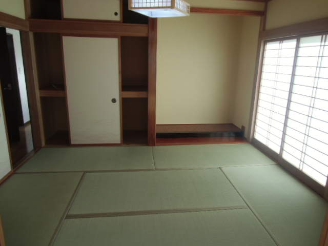 Living and room. But it is good to Japanese-style room is one room ・  ・  ・ 