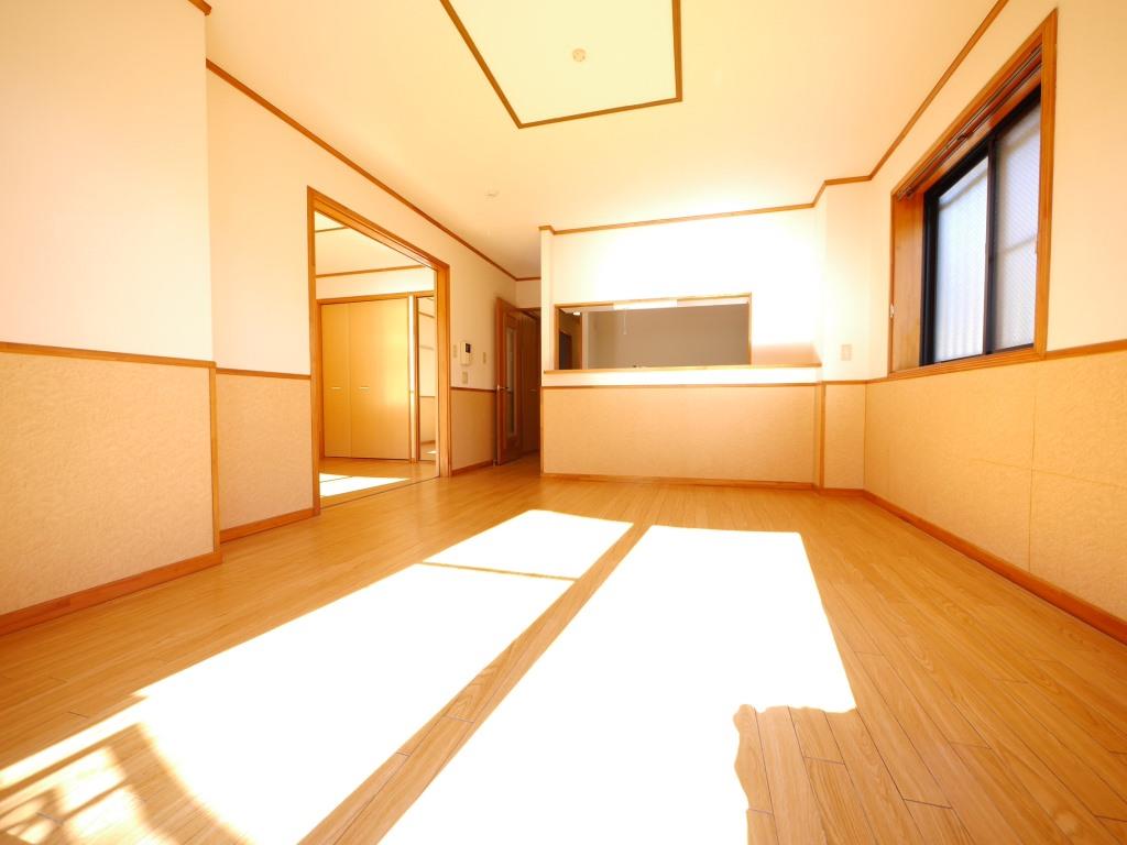 Living and room. Living space spacious  ・  Two-sided lighting! 