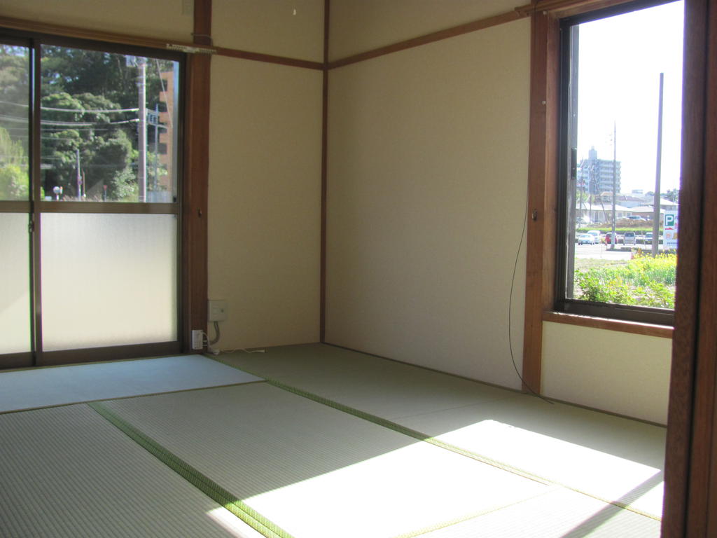 Other room space. Japanese-style room 6 quires, Day is good in the corner room. 