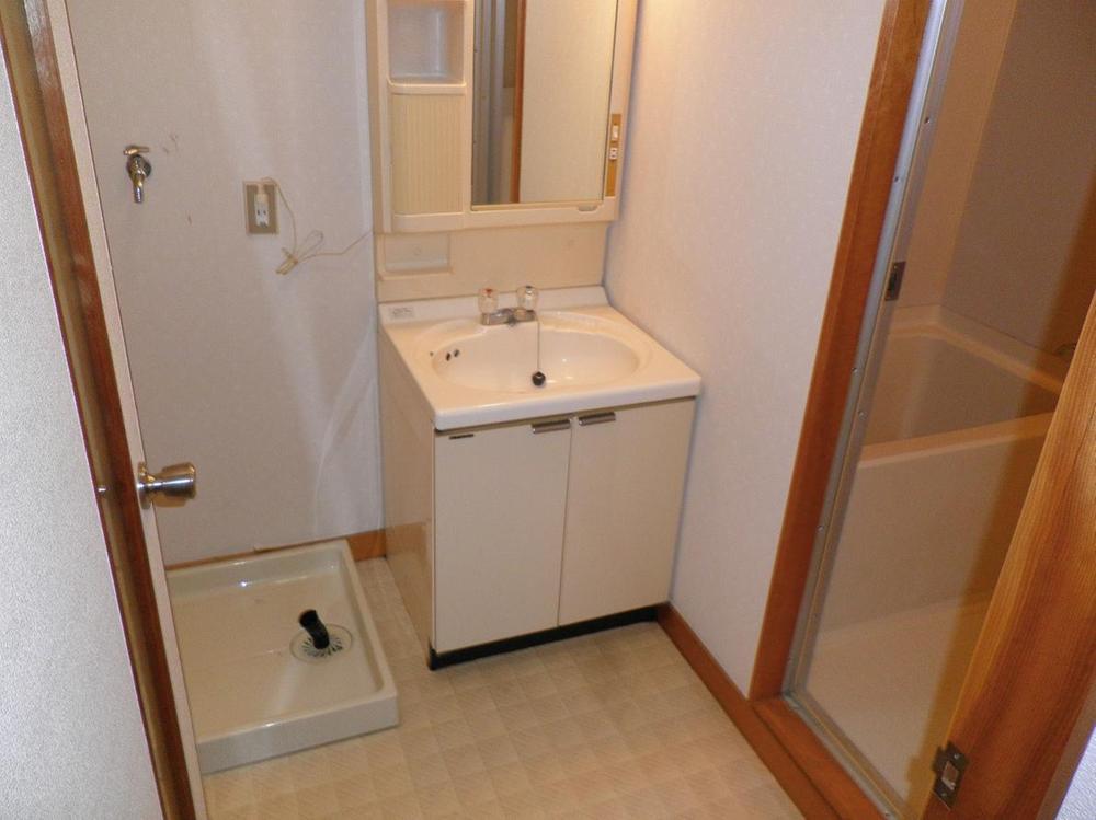 Wash basin, toilet. 302 rent in