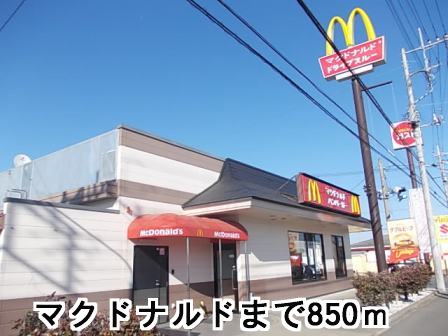 restaurant. 850m to McDonald's (restaurant)