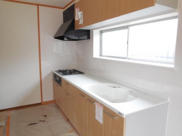Kitchen. System kitchen is to be replaced on the floor floor Chokawa ・ Walls and ceiling of the cross also Chokawa