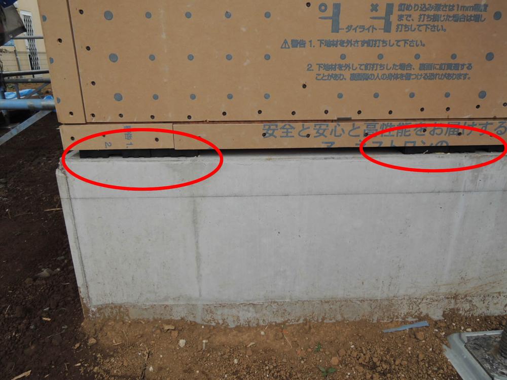 Construction ・ Construction method ・ specification. By sandwiching the packing material between the foundation and the concrete is the basis packing method, Gap-making between the foundation and the concrete, It is a method of ensuring breathability. 