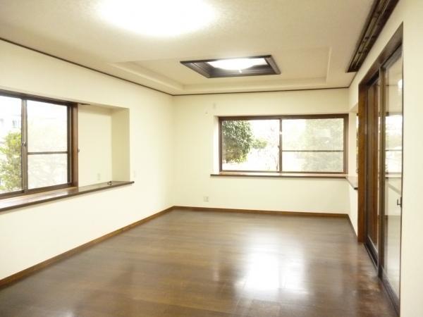 Living. Bright Hiroi living with a bay window. Cross stuck sort already. It attracts nature and family. 