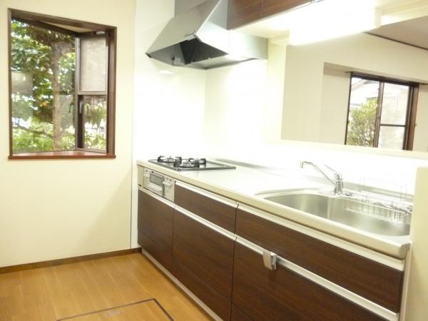 Kitchen. It was exchanged easy-to-use slide drawer system Kitchen. Kitchen space with a convenient back door. 