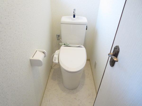 Toilet. Exchange did happy hot water cleaning function toilet. Sort pasting Cross, Floor was replaced by sticking to your easy-to-clean vinyl flooring type. 