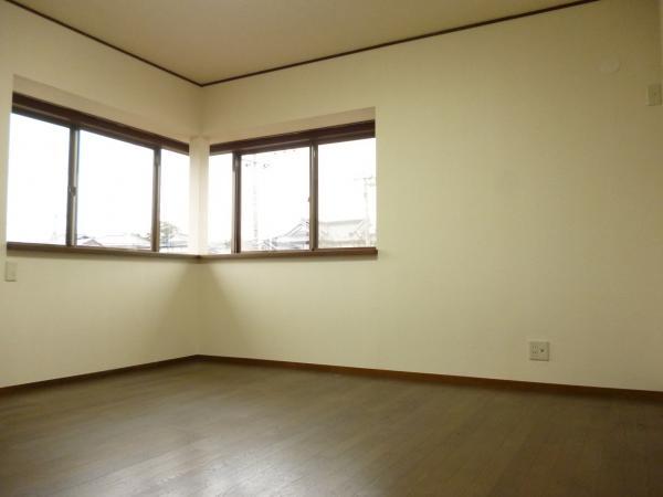 Non-living room. Of the second floor southeast side Western-style. By utilizing the corner there is a bay window. 