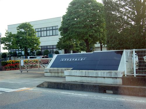 Primary school. 1700m to the center primary school