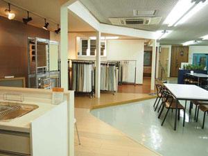 exhibition hall / Showroom. In the showrooms, We exhibit the actual sample of housing facilities. Ease and storage capacity of the cleaning of solid flooring and kitchen, etc., I am actually touch is the "hands-showroom". 