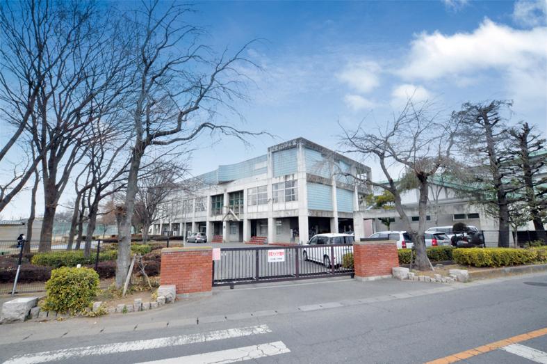 Junior high school. 810m to Furukawa first junior high school  Wide schoolyard distance also walk 11 minutes boast of junior high school