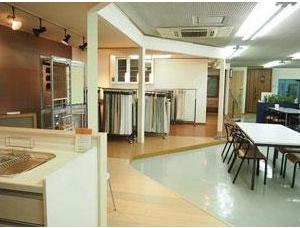 exhibition hall / Showroom. In the showrooms, We exhibit the actual sample of housing facilities. Ease and storage capacity of the cleaning of solid flooring and kitchen, etc., I am actually touch is the "hands-showroom".