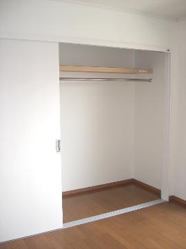 Other room space. South Western-style closet