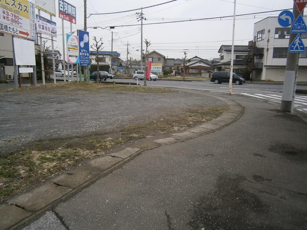 Streets around. Intersection of Boulevard ・ Maintained sidewalk