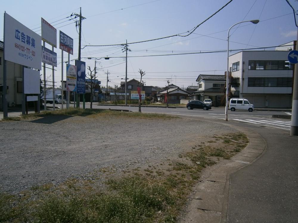 Local photos, including front road. Local (March 2012) shooting ・ It is surrounded by a landscaped sidewalk ・ There are three places car doorway