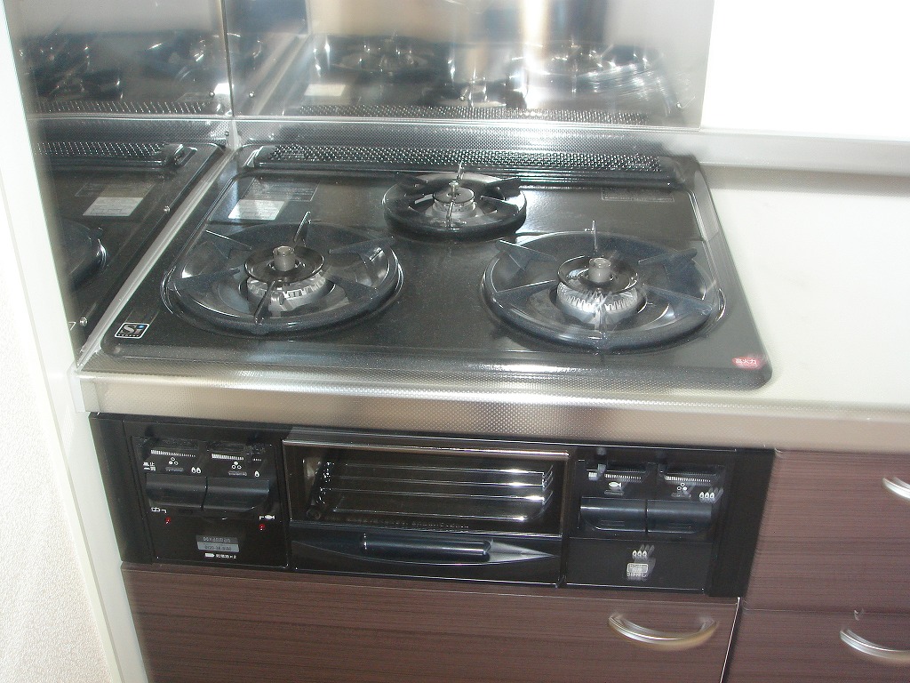 Kitchen. 3-burner stove