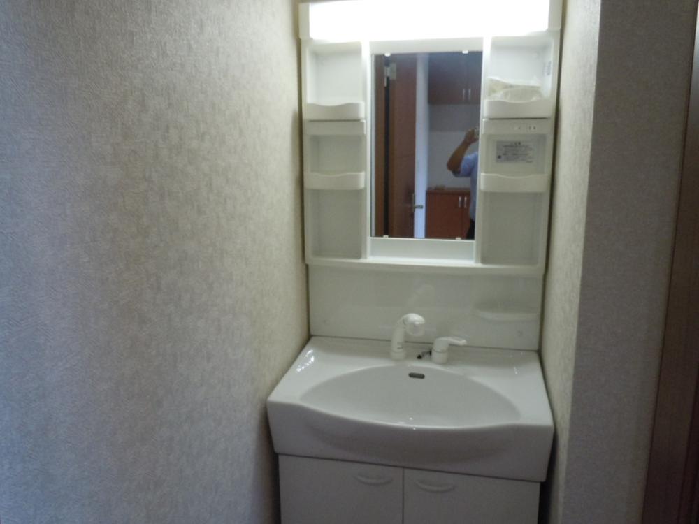 Wash basin, toilet. Same specifications washroom