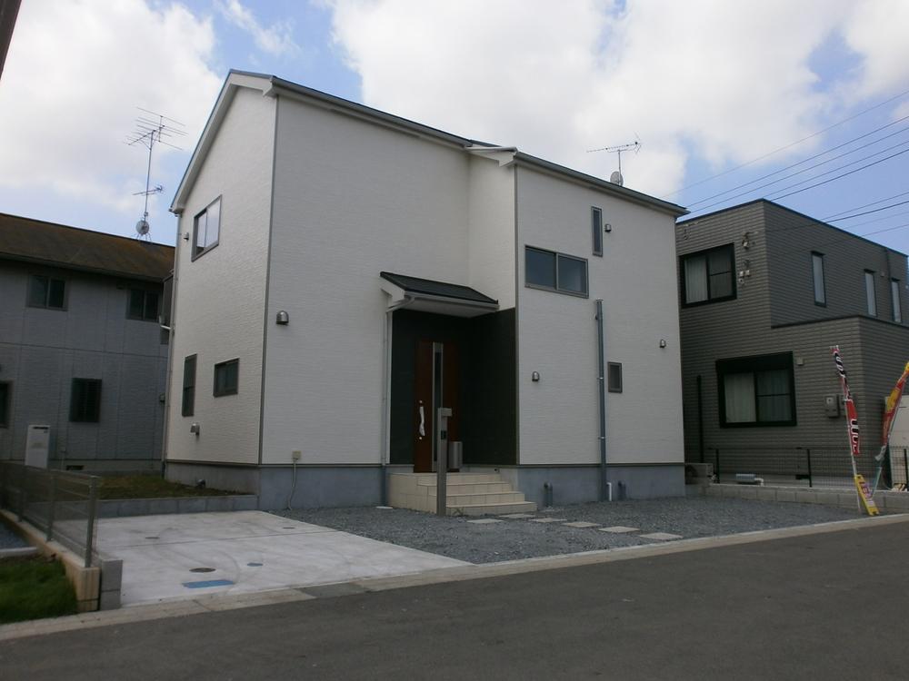 Local photos, including front road. The company construction cases