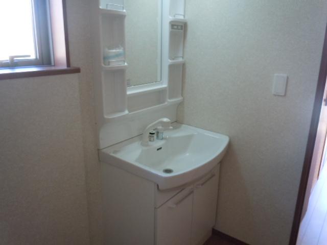 Wash basin, toilet. Same specifications basin
