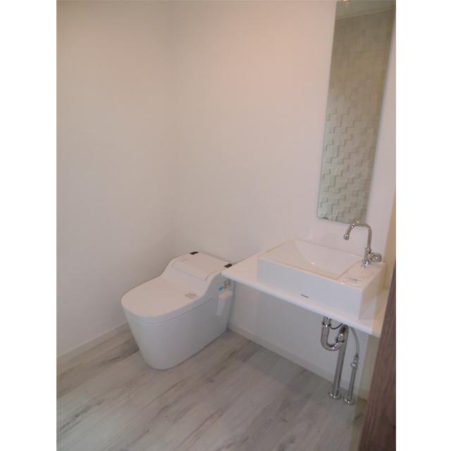 Toilet. With hand washing and tankless toilet, 1 square meters of spacious toilet. 
