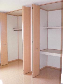 Other room space. North Western-style closet