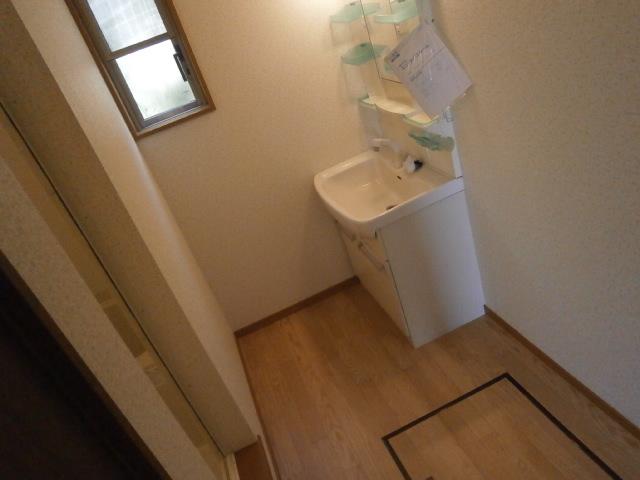 Wash basin, toilet. There is under-floor storage! 