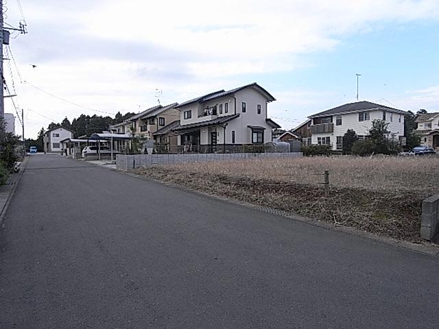 Local photos, including front road. Local (10 May 2012) shooting