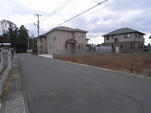 Other local. Surrounded by green quiet subdivision. Becoming Takaba New Town remaining 4 compartment.
