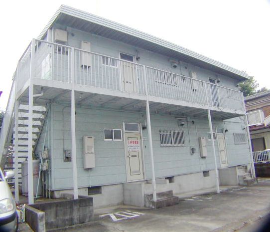 Building appearance. There is parking space in the building front.