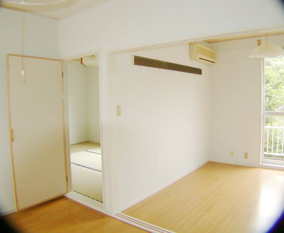 Living and room. 2 rooms from DK. Right (4.5) ・ Left (6)