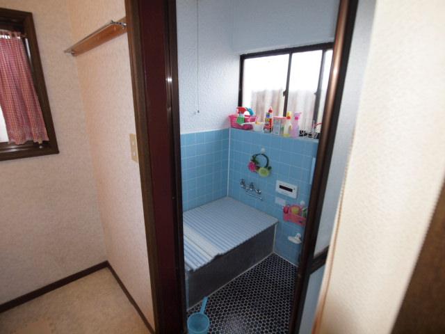 Bathroom. Indoor (12 May 2013) Shooting. We window also attached to the bathroom.