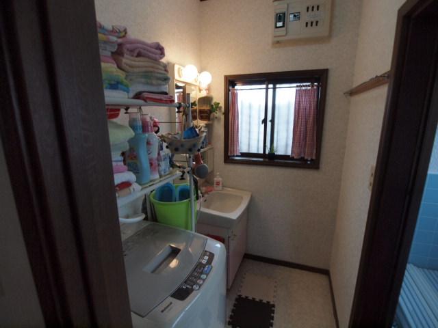 Wash basin, toilet. Indoor (12 May 2013) Shooting. 