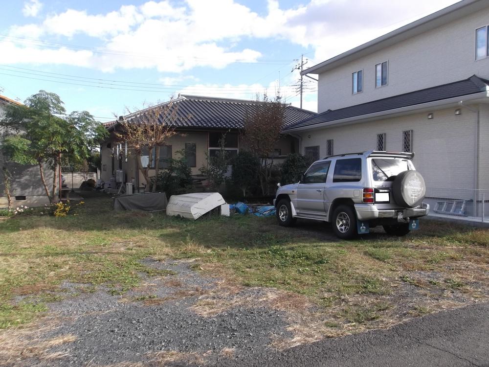 Local land photo. It is a quiet residential area near the street your tea plantation.