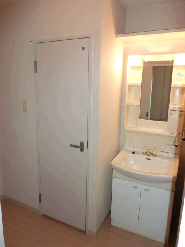 Washroom. Independent wash basin