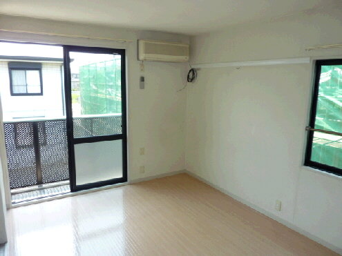 Living and room. Lighting there is a window on two sides ・ Ventilation preeminent! ! 