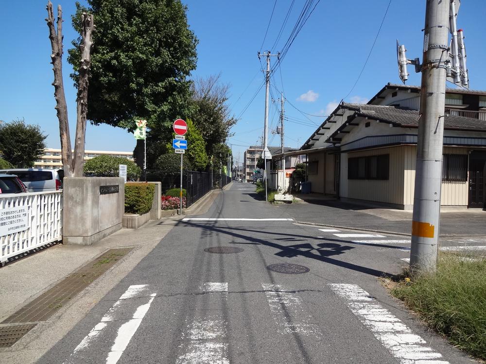 Local photos, including front road. North direction from west road (September 2013) Shooting