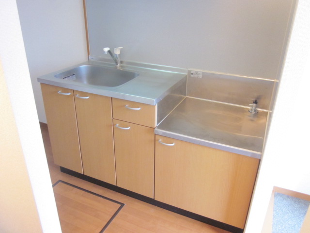 Kitchen. Woodgrain kitchen of calm atmosphere! There is also a hanging cupboard! 