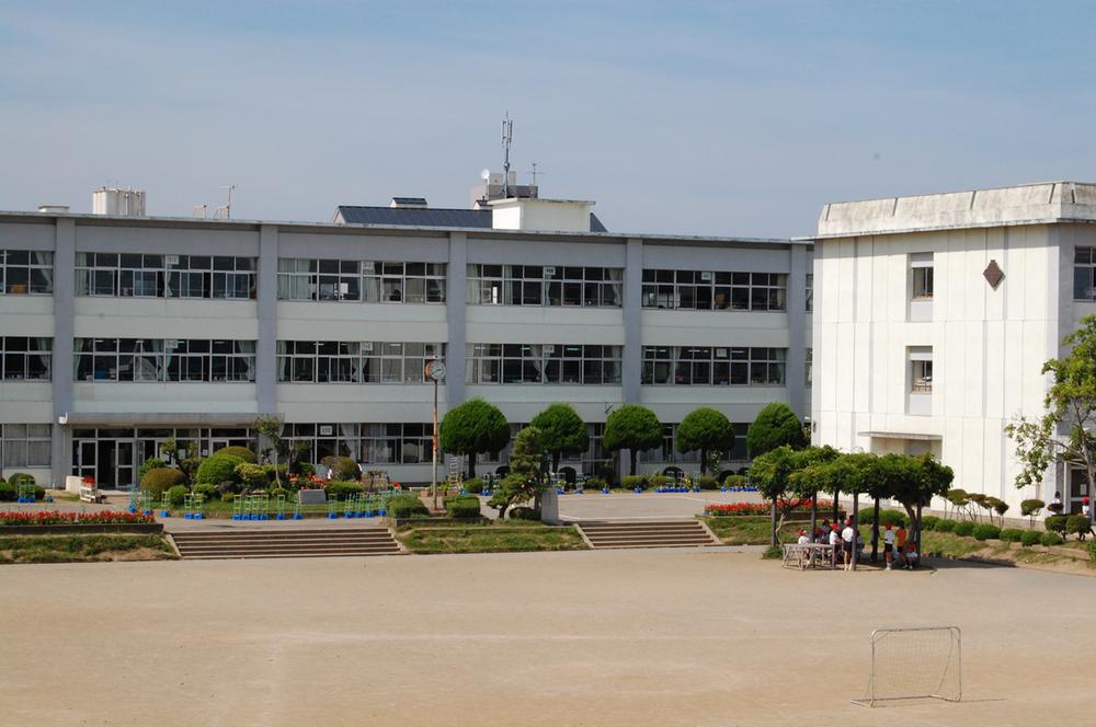 Primary school. 850m walk 11 minutes to Yoshida Elementary School