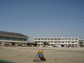 Primary school. 1100m to Mito Municipal Watari Elementary School