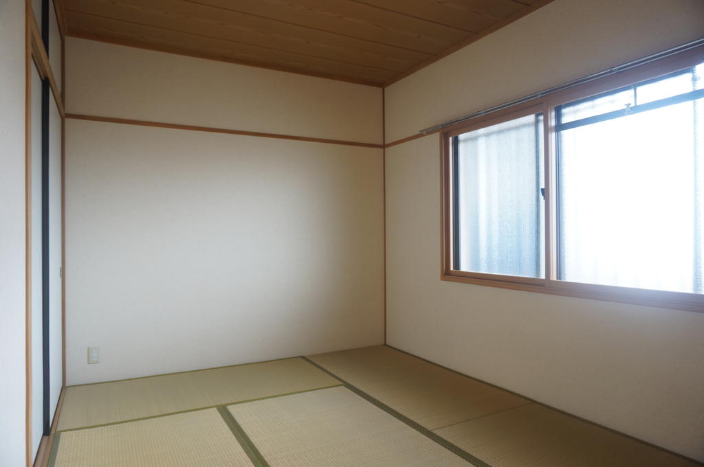 Other room space. North Japanese-style room! Here also double sash, Closet housed there! 
