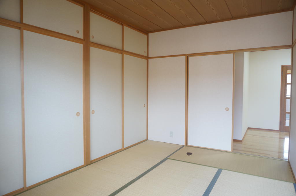 Other room space. South Japanese-style room! Between the closet 2 minutes! Upper closet There is also excellent storage capacity! 