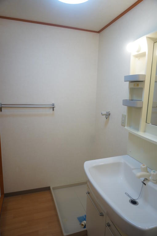 Washroom. Independent wash basin, Indoor Laundry Storage is equipped! 