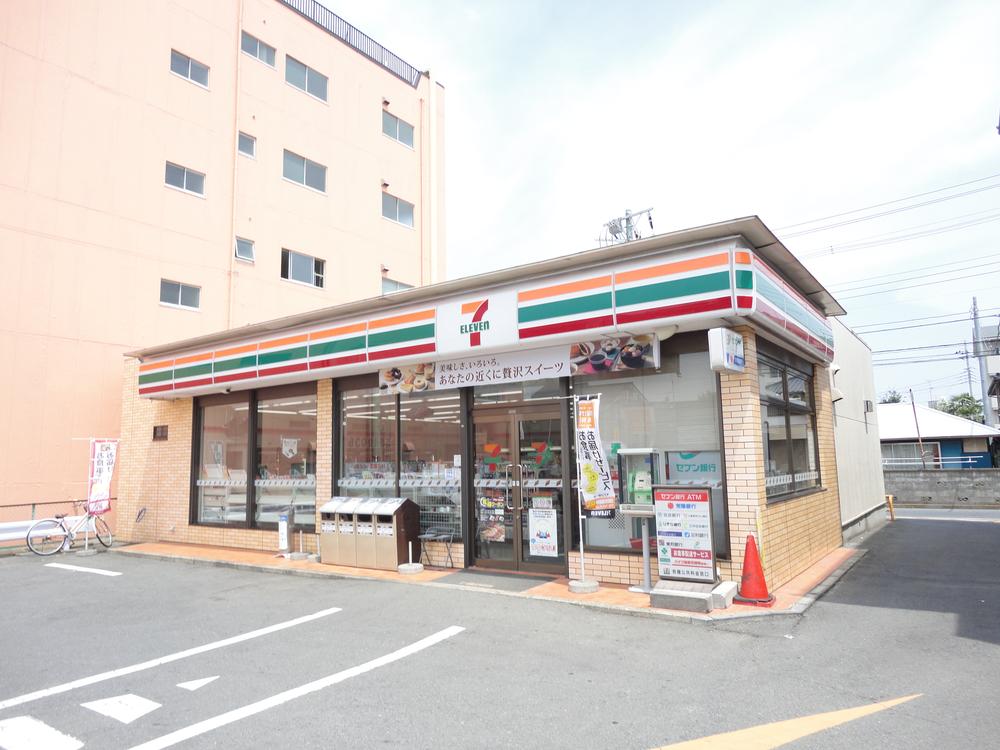 Convenience store. Until the Seven-Eleven 200m