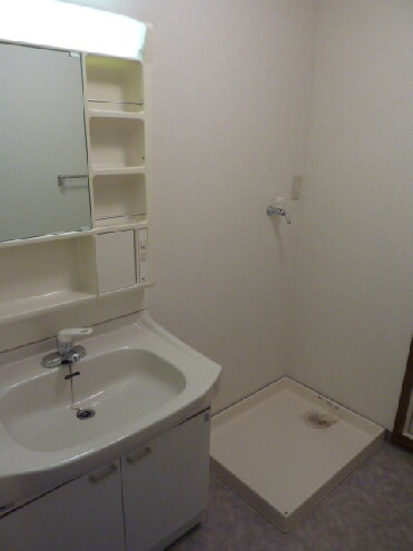 Washroom. Left: washbasin Right: washing machine Storage