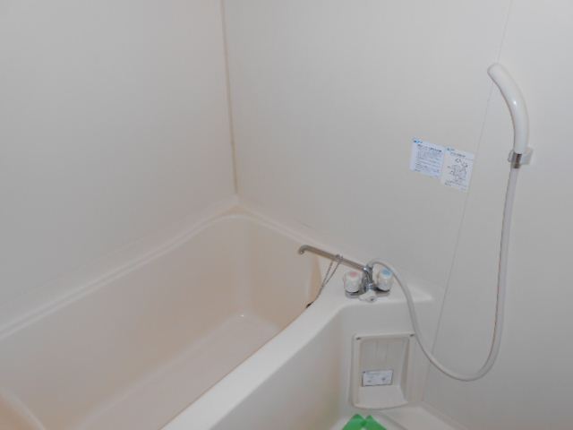 Bath. White is cleanliness drifts bathroom was the keynote.