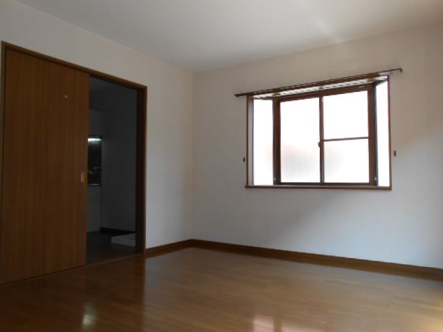 Living and room. Popular flooring of the rooms are spacious 10 Pledge. It is a two-sided lighting in the corner room