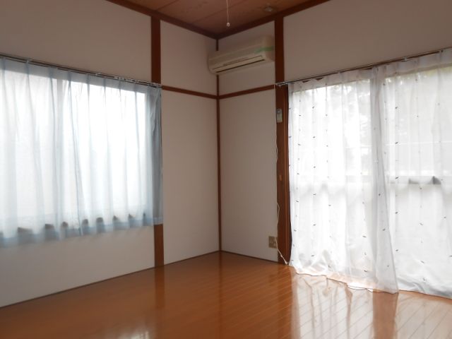 Living and room. Bright room on the south-facing.