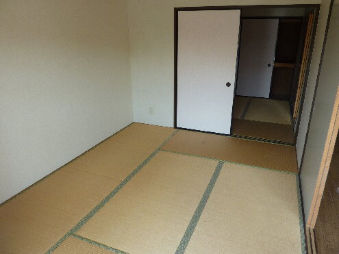 Other room space. Although the room is located partition, It has led to the open. 