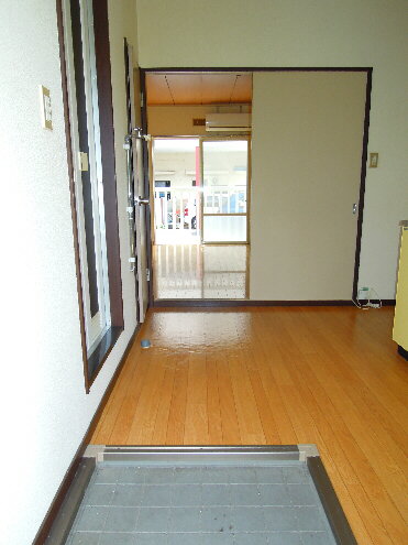 Other room space. It is the state of the entrance! 