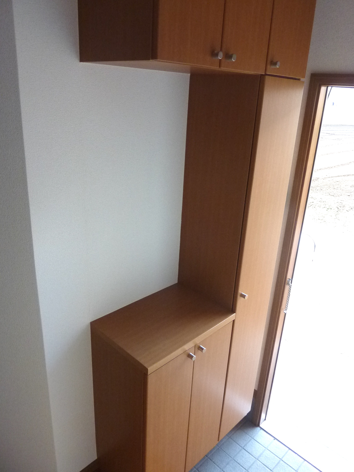 Entrance. Also equipped with shoe box